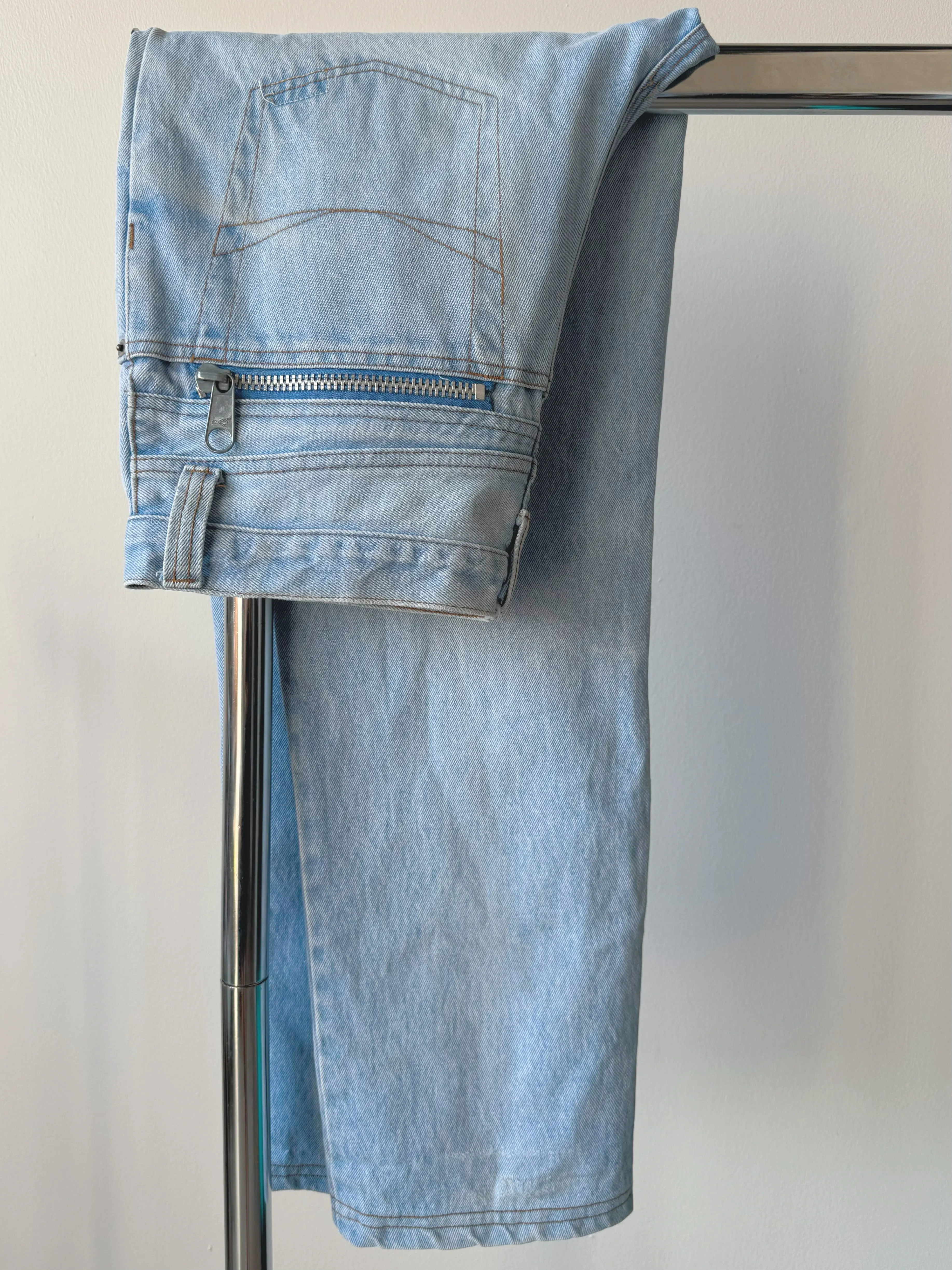 90s Vintage High Waisted Zipper Detail Light Wash Jeans (W32")